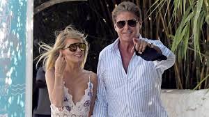 Poslanec mikuláš ferjenčík (piráti) | foto: David Hasselhoff Slavi 68 Uz Nepije Pred Dcerou Na Uzde Ho Drzi Krasna Mlada Manzelka Extra Cz