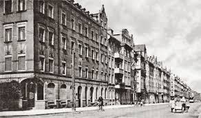 Habt Ihr noch Lust auf einen kleinen abendlichen Verdauungsspaziergang  durchs alte Chemnitz? Vor 102 Jahren hatte man ja noch kaum mit Autos zu  rechnen, höchstens mal ein Pferde- oder Handwagen, ein Radler