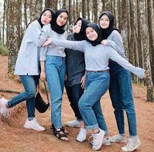 We have 27 images about hijab kekinian including images, pictures, photos, wallpapers, and more. Tips Fashion Hijab Remaja Terbaru Kekinian Yang Anggun Dan Sopan