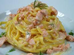 La ricetta della pasta al salmone, una ricetta classica della cucina italiana adatta per un primo piatto delizioso e raffinato. Tagliolini Al Salmone Fresco Youtube