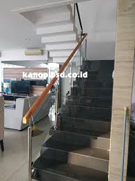Dalam pembuatan tangga, anda harus selektif karena ia menjadi tempat akses yang berguna atau justru berbahaya. Railing Tangga Kaca Stainless Handrail Kayu Kanopi Bsd