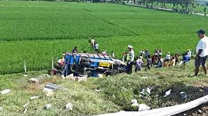 Lowongan kerja pt sapta warna cemerlang april 2021. Kronologi Kecelakaan Truk Cabai Tabrak Bak Muatan Sembako Terpental Masuk Sawah Di Tol Madiun Ngawi Tribun Jateng