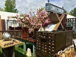 An Expert S Guide To The Brimfield Antique Show Flea Market Brimfield Antique Show Antique Show Brimfield