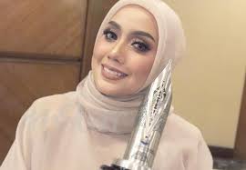 40:28 mengisahkan sara azreen diberikan tugasan oleh encik hamzah untuk menyelidik latar belakang suspek pembunuhan tan sri jalil, iaitu hariz zhafran, ceo kepada mentari angkasa sdn bhd. Mia Ahmad Dah Belajar Banyak Benda Hiburan Mstar