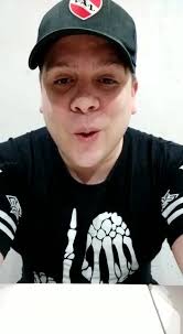 Coco vocalista de, LOS CHICOS DE LA VÍA, saludando a todo la gente de  Cochabamba-Bolivia por su aniversario