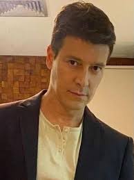 Middle notes are geranium, iris and neroli; 5eojzzkcs8i Em