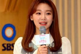 The story of a woman who strives to achieve her goal of entering high society by becoming the queen in the 100th floor penthouse in gangnam, the pinnacle of success in her eyes. Sbs Announcer Kim Under Controversy For Leaking Penthouse 2 Script Daily Naver