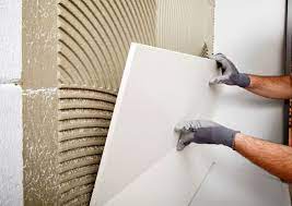 Alte fliesen herauszureißen, kostet viel mühe, zeit und macht zudem viel schmutz oder ist eine zusätzliche ausgabe, wenn die arbeit ein fliesenleger übernimmt. Grosse Und Schwere Fliesen Kleben Deutsche Bauzeitschrift