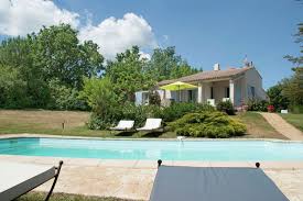 Rustikale Villa Mit Swimmingpool In Cereste Frankreich In 2020 Haus Mieten Ferienhaus Villa