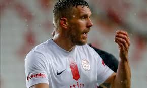 Yoksul ve bir ayağı sakat olan kapıcı bektaş'ın adamcağızın şaşkınlığı hayranlığa dönüşür! Podolski Den Riza Calimbay A Gonderme Antalyam Com