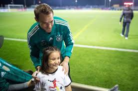 He is the goalkeeper for fc bayern munich and germany national team. Manuel Neuer Nahm Sich Zeit Fur Die Kleinen Fans Stuttgarter Nachrichten