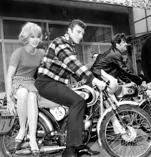 Sylvie Vartan Et Johnny Hallyday En 1963 En 2020 Johnny Hallyday Photo Johnny Hallyday Photo Noir Et Blanc