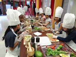 Para los niños, cocinar también es jugar, aprender, y una forma exquisita de educar. Como Hacer Que Los Ninos Aprendan Cocinando