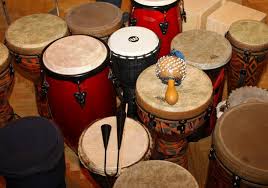 Idiofon, adalah alat musik yang sumber bunyinya berasal dari bahan dasarnya. Sejarah Fungsi Dan Jenis Jenis Alat Musik Perkusi Alatmusik Id