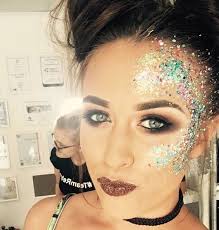 Mit diesem glitzer und smokey look seid ihr der star des abends. 30 Styling Sequins Of Head To Toe Sparkling Wear Fashion Lupsona Glitzer Make Up Festival Haar Glitzer Fur Augen