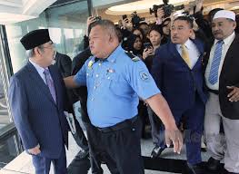 Jika sebelum ini umum dikejutkan apabila ahli parlimen nibong tebal rebah di parlimen, hari ini sekali lagi sesi persidangan. Dua Ahli Parlimen Umno Nak Bertumbuk Metrotv