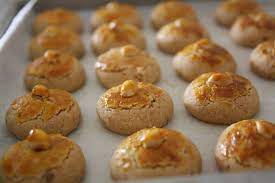 Boleh goreng kacang tanah bersama sedikit minyak dan ditumbuk dgn kulitnya sekali hingga separuh halus. Resepi Biskut Kacang Gebu Di Dalam Rangup Di Luar Daridapur Com