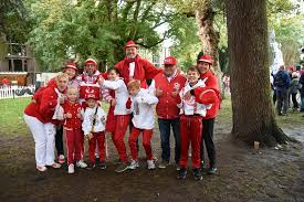 Danny en Pascal blij met hun nieuwe huis en……….een origineel Leids schildje 