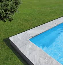 Hausler Poolrand Algarve Mit Poliertem Winkelprofil Kristallinen Glanz Und Naturgegebenen Marmorierung Schwimmbad Schwi Pool Natursteine Pool Umrandung