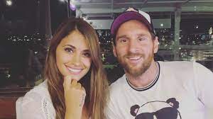 Por delante, sin conocer si finalmente el futbolista renovará contrato con el barça, a messi y antonella roccuzzo les quedan tres semanas de vacaciones. Lionel Messi Wife Antonella Roccuzzo Is One Out Of The Box