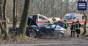 Mit der offiziellen app von breaking news saarland seid ihr ab. Feuerwehrmann Kommt Zufallig An Unfallstelle Vorbei Ersthelfer Retten Autoinsassen Breaking News Saarland