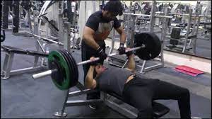 Schon 5 grundübungen und bewegungen reichen, um jederzeit fit zu bleiben, muskeln aufzubauen und abzunehmen. Ali Assiri 130kg Radhwa 1 Gym Yanbu Youtube