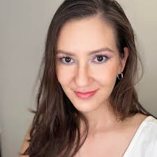 Yo soy Karen Adriana Constantino Meza, tengo 45 años. Mido 1.65 m y peso 63  kgs. Tengo piel apiñonada, un lunar junto a la boca del lado izquierdo, mi  cabello es castaño