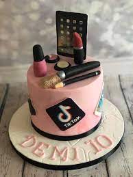 Fondant makeup props decorate the cake in excess!!! Queen Of Cakes Make Up Social Media Cake Facebook
