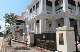 Seorang lelaki yang juga orang kena tuduh (okt) ditemui mati dipercayai terjatuh dari tingkat lima bangunan mahkamah sesyen dan majistret pulau pinang, di sini, hari ini. Repairs To High Court Building Yet To Begin The Star