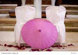 Ein chinesisches ehepaar in westlichen hochzeitskleid heiraten. Chinesische Hochzeit Heiraten Nach Chinesischer Tradition