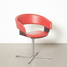 Der stuhl ist aufgrund seines aluminiumgestells sehr leicht und hat im verhältnis zu einem baugleichen stuhl mit stahlgestell ca. Mollie Stuhl John Coleman Allermuir Rot Neef Louis Design Amsterdam