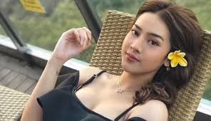 Namanya menjadi terkenal saat video kontroversial miliknya bersama mantannya dan juga saat anya. Jadi Selebgram Anya Geraldine Dulang Rp726 Juta Per Bulan
