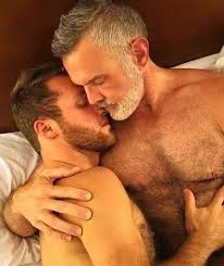 Relaciones gay entre jóvenes y maduros: Tabú y realidad – El Cuarto Oscuro