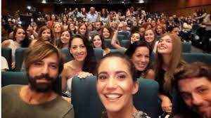 Στην πιο κάτω σκηνή βλέπουμε την αφροδίτη με την κόρη της, την κοραλία καράντη. Mproysko Pws Giortasan Thn Premiera Oi Prwtagwnistes Fwto