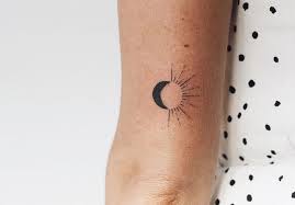 Tatuajes de sol y luna +80 diseños y estilos diferentes. Sonne Und Mond Tattoo Google Suche Googlesuche Mond Moonquotes Moonwallpaper Sonne Tattoo Und 5950 Tatuaje De Sol Tatuajes De Sol Tatuaje Sol Y Luna