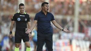 Julio buffarini of san lorenzo kicks the ball during a match between velez sarsfield and san lorenzo as part of round 19 of torneo inicial 2013 at. El Palo De Almiron A Buffarini Tras Su Rabona Contra San Lorenzo Goal Com