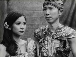 Berfoto Pre Wedding Dengan Menggunakan Busana Adat Dan Memilih Warna Hitam Putih Akan Memberikan Sensasi Tesendiri Kesan Vin Gambar Pernikahan Gaya Pengantin