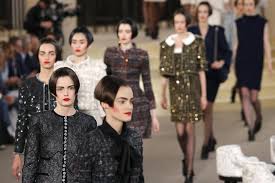 Dans le documentaire « karl lagerfeld se dessine » de loïc prigent diffusé sur arte le samedi 2 mars à 21h45 dans le cadre d'une soirée qui lui est. Chanel S Karl Lagerfeld Stuns The Celebrities With 3d Printed Fashion Design 3dprint Com The Voice Of 3d Printing Additive Manufacturing