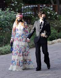 Harry styles & olivia wilde spotted holding hands at wedding. Hs Candids On Twitter More Of Harry And Olivia Wilde At Jeff S Wedding In 2021 Style Harry Styles Olivia Wilde