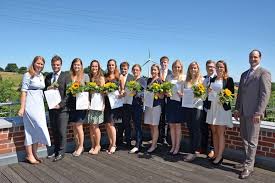 Für alle arbeitnehmer*innen und selbstständigen, die 2020 und 2021 von zu hause aus arbeiten, hat der bund die möglichkeit geschaffen, zusätzliche 600 € der damit verbundenen kosten (wie z. 13 Frisch Gebackene Bankkaufleute Bei Der Vr Bank Neustadt In Holstein Der Reporter