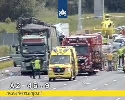 'ik heb eens per ongeluk m'n abonnement in de bus laten liggen', is een voorbeeld van een zin waar het correct in geschreven is! Ongeluk Op A2 Mogelijk Na Ontwijken Van Eenden Nos