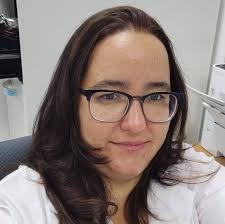 El Dr. Perdomo, pediatra cardiólogo de Guantánamo, con 60 años, enfermo y  viviendo en una vivienda en riesgo de colapso, ha solicitado ayuda en  Facebook expresando que el régimen lo ha abandonado.