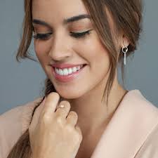 Joyas que dicen "Esta noche va a ser mágica" ✨ Así son nuestros nuestros  nuevos Pendientes Circle Diamonds. Combínalos con la delicadeza del  Solitario One como Rocío Camacho en uno de sus