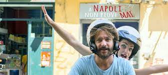 Assisi, che accomoda la sua faccia da schiaffi nel ruolo del mattatore barnaba, giustappone in siparietti dal piglio teatrale un copione dall'umorismo blandissimo, che insegue un registro grottesco mai realmente padroneggiato. Arriva Al Cinema A Napoli Non Piove Mai Intervista A Sergio Assisi Cameralook