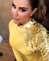 Ninel Conde Sitio Oficial Ha Compartido Una Foto En Instagram Aunque Sientas Que El Mundo Entero Te Da La Espalda Dejandote Sol Women Ruffle Blouse Fashion