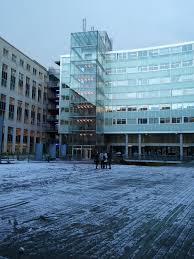 Gérant d'une concession florissante de véhicules hauts de gamme, il est marié à une délicieuse jeune femme et vit dans une confortable villa. 26 Novembre 2010 Paris Sous La Neige Wikinews