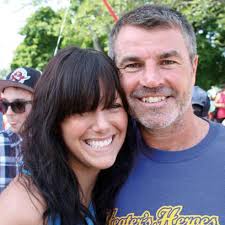 Hundreds welcome Strange home