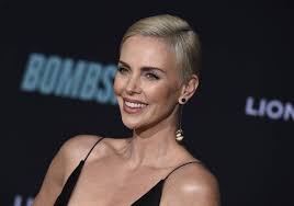 La coupe au bol de charlize theron, la coupe courte d'alessandra sublet, le lissage blond d'alexandra lamy… autant de coupes de cheveux iconiques qui ont marqué les esprits. Top Charlize Theron Et Ses Cheveux Ultra Courts