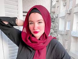 ووجهت التحقيقات تهمة ارتكاب حنين حسام ومودة الأدهم و3 آخرين جريمة الاتجار بالبشر، والاشتراك مع آخرين في استدراج الفتيات واستغلالهن عبر البث المباشر، وتلقي تحويلات بنكية من إدارة التطبيق مقابل ما حققته من مشاهدة ونشر فيديوهات تحرض على الفسق. ÙÙŠØ¯ÙŠÙˆ Ø­Ù†ÙŠÙ† Ø­Ø³Ø§Ù… Ùˆ Ù…ÙˆØ¯Ø© Ø§Ù„Ø£Ø¯Ù‡Ù… ÙØªØ§ØªØ§Ù† Ù„Ù… ØªÙ†Ø¹Ù…Ø§ Ø¨Ø§Ù„Ø¨Ø±Ø§Ø¡Ø© Ùˆ9 Ø§ØªÙ‡Ø§Ù…Ø§Øª ØªØ¹ÙŠØ¯Ù‡Ù† Ù„Ù„Ø­Ø¨Ø³ Ù…ØµØ± Ø§Ù„Ø¹Ø±Ø¨ÙŠØ©