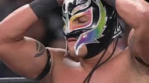 Desenmascarado a Rey Mysterio con un nuevo look 🔥🔥🔥 Crédito del vídeo a  los respectivos propietarios... #WWE #ReyMysterio